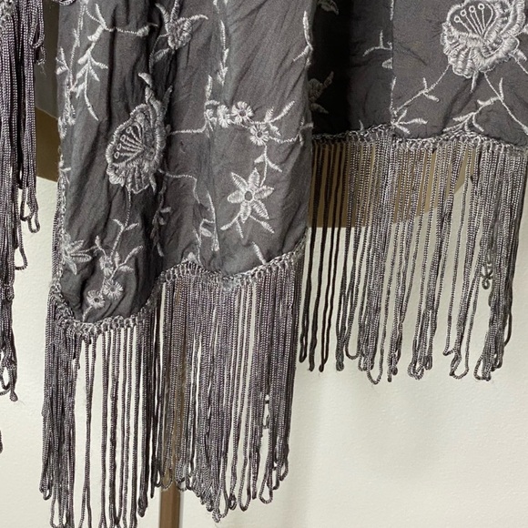 Abercrombie & Fitch Grey Floral Embroidered Kimono - Picture 3 of 4